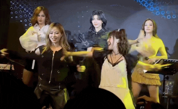 Mỹ nhân bốc lửa biến phòng trà thành club: Visual nét căng như hoa hậu, thần thái cuốn hút đến nghẹt thở- Ảnh 3. Mỹ nhân bốc lửa biến phòng trà thành club: Visual nét căng như hoa hậu, thần thái cuốn hút đến nghẹt thở- Ảnh 3.