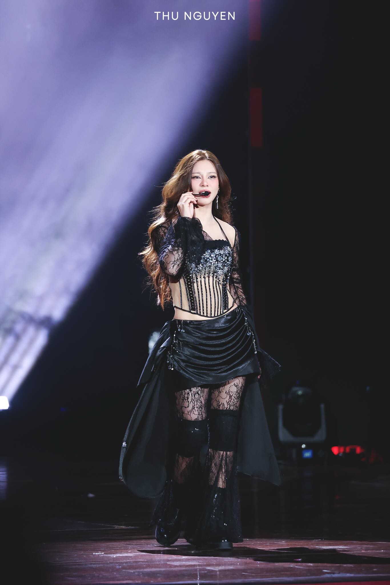 Mỹ nhân bốc lửa biến phòng trà thành club: Visual nét căng như hoa hậu, thần thái cuốn hút đến nghẹt thở- Ảnh 7. Mỹ nhân bốc lửa biến phòng trà thành club: Visual nét căng như hoa hậu, thần thái cuốn hút đến nghẹt thở- Ảnh 7.