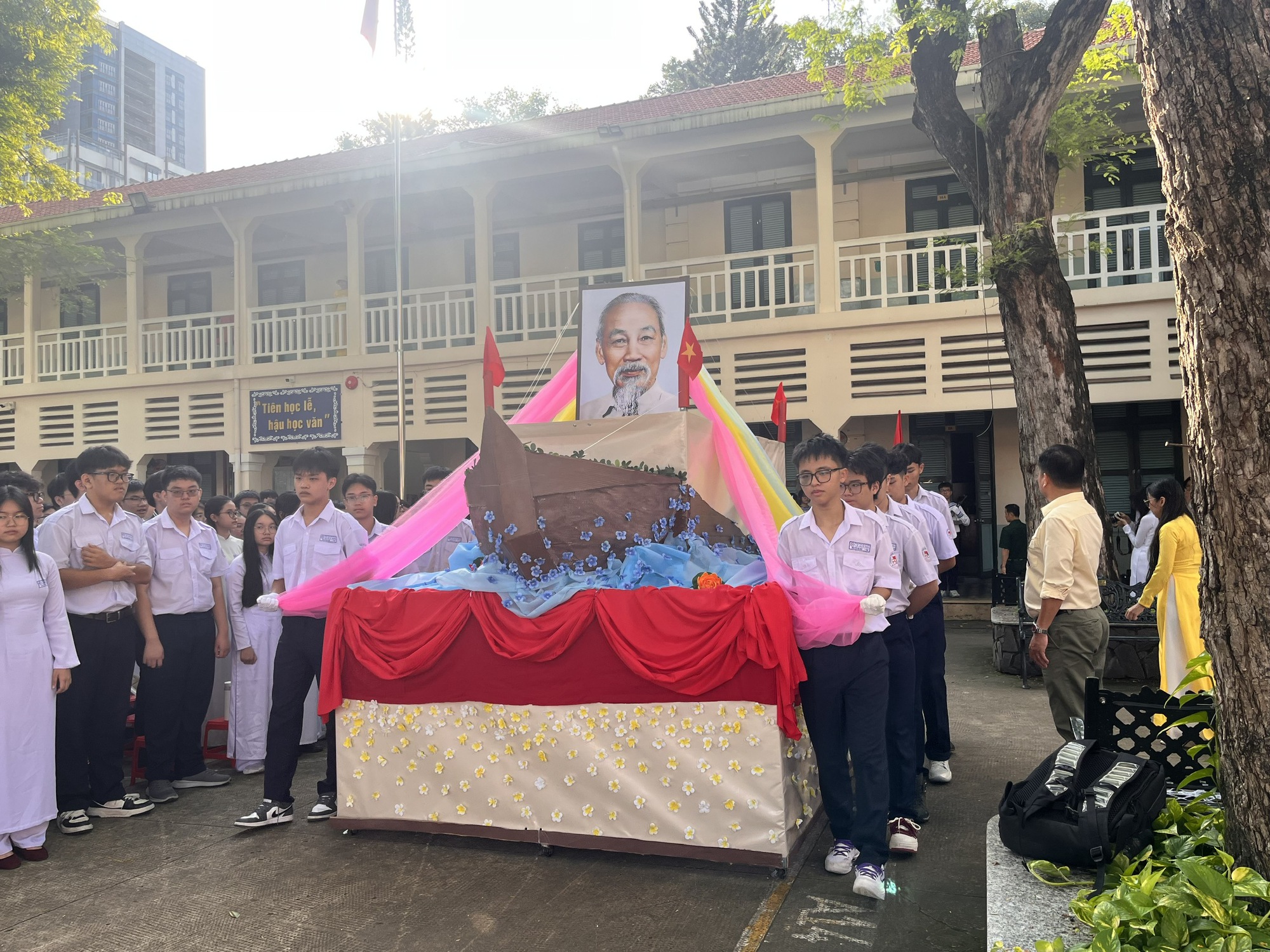 'Chiến trường không khói lửa': Bồi đắp tính kỷ luật, tình yêu nước cho học sinh - Ảnh 2.