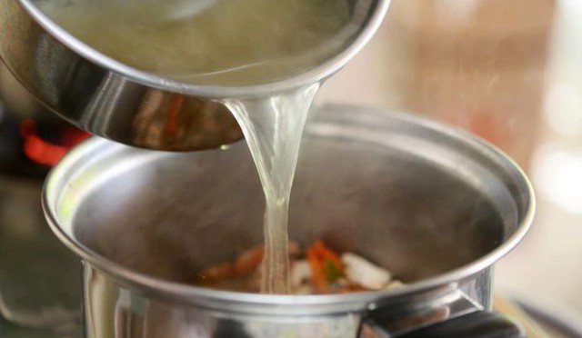 7 mẹo xử lý món canh bị mặn, không cần đổ đi - 6