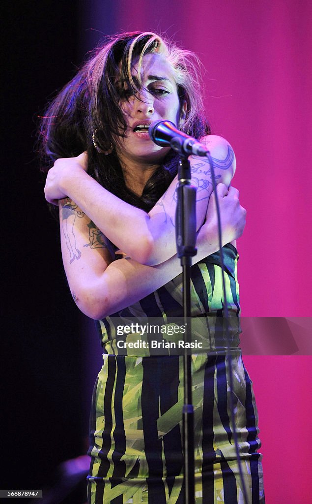 Đêm concert đáng buồn nhất: Nữ ca sĩ bị hàng chục nghìn fan la ó, ôm chặt chính mình khóc và cái kết bi kịch- Ảnh 4.