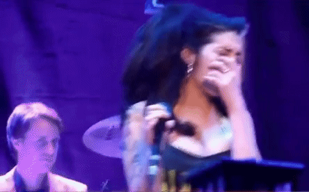 Đêm concert đáng buồn nhất: Nữ ca sĩ bị hàng chục nghìn fan la ó, ôm chặt chính mình khóc và cái kết bi kịch- Ảnh 6.