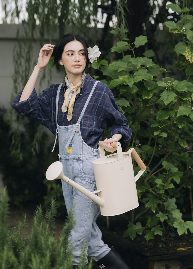 Quần yếm giúp nàng luôn trẻ trung, tươi tắn mỗi ngày- Ảnh 4.