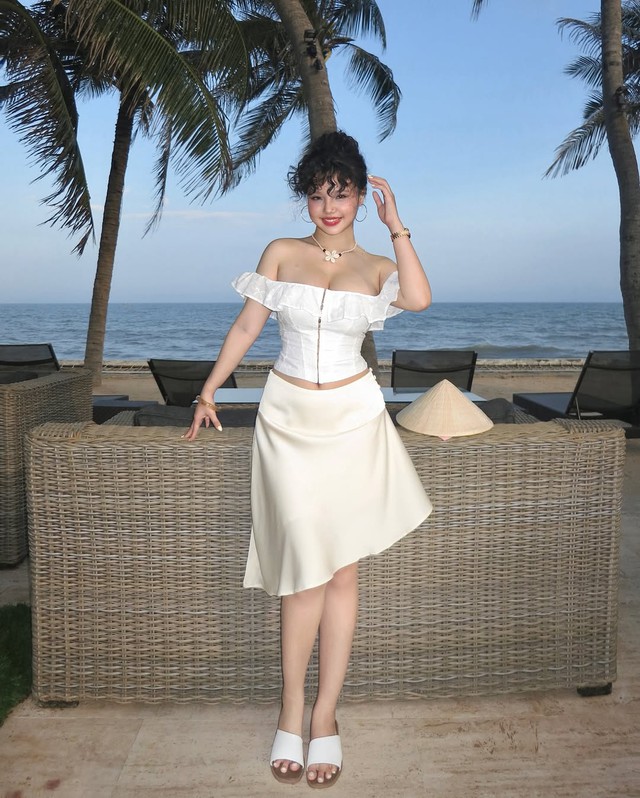 Chân váy vạt chéo giúp mọi vóc dáng trở nên thanh lịch - Ảnh 6.