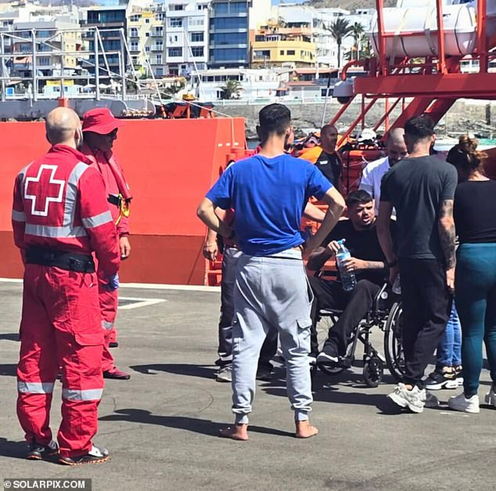 Thanh niên còn sống sau 3 ngày bị sóng đánh dạt ra biển: Điều không ai ngờ - 2