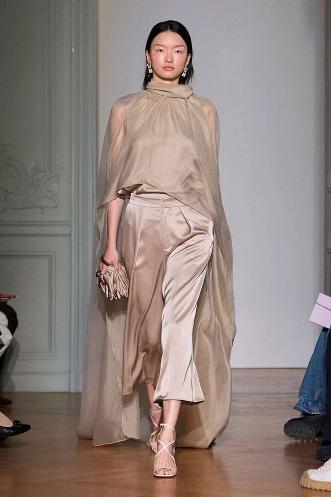 Sáng bừng không gian tiệc thu với các thiết kế lụa và vải mềm- Ảnh 5. Sáng bừng không gian tiệc thu với các thiết kế lụa và vải mềm- Ảnh 5.