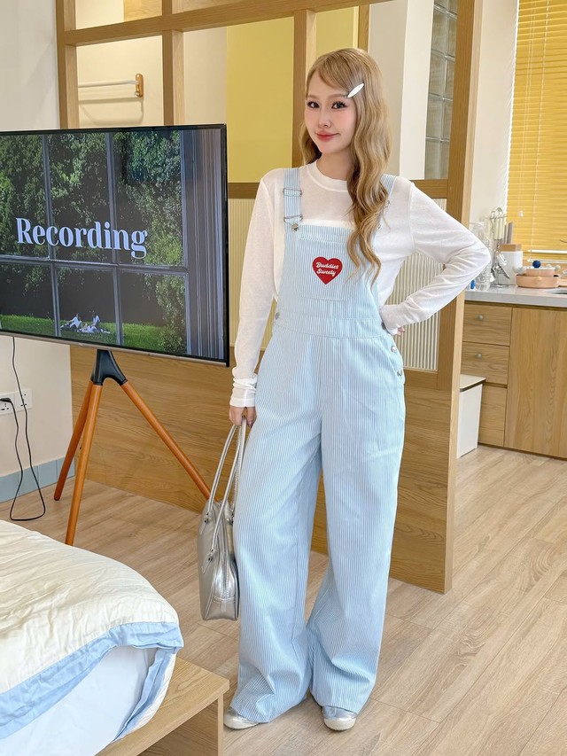 Tuyệt chiêu ‘trẻ mãi không già’ với quần yếm năng động- Ảnh 5.