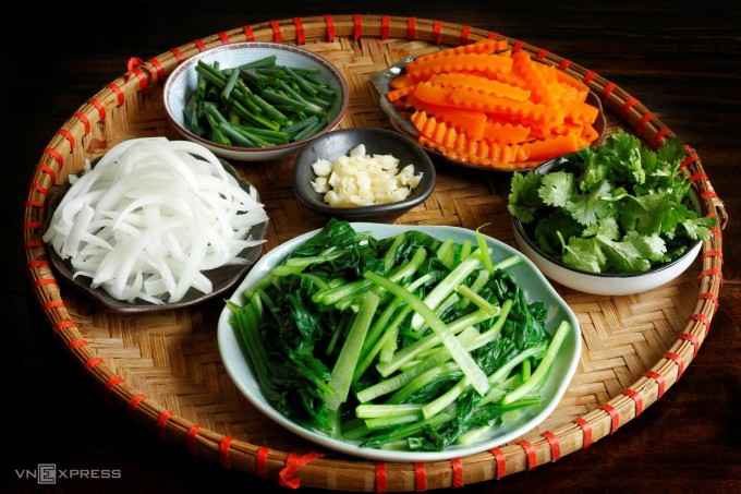 Rau củ quả cứng nên chần sơ trước khi xào mì. Ảnh: Bùi Thủy