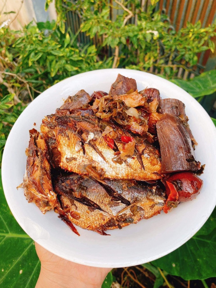 Cá mòi kho đạt chuẩn có màu nâu sẫm hấp dẫn. Thịt cá có độ săn, khô, còn xương rục hết. Ảnh: Bé Linh
