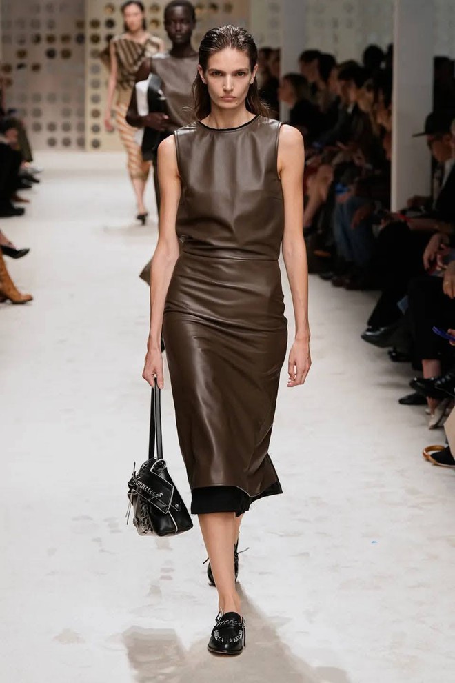 Mẫu váy, áo da đẹp cho các tín đồ thu đông 2025- Ảnh 2.