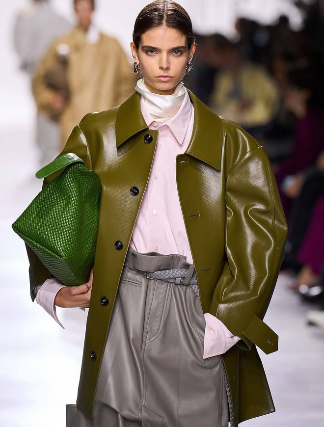 Mẫu váy, áo da đẹp cho các tín đồ thu đông 2025- Ảnh 8.