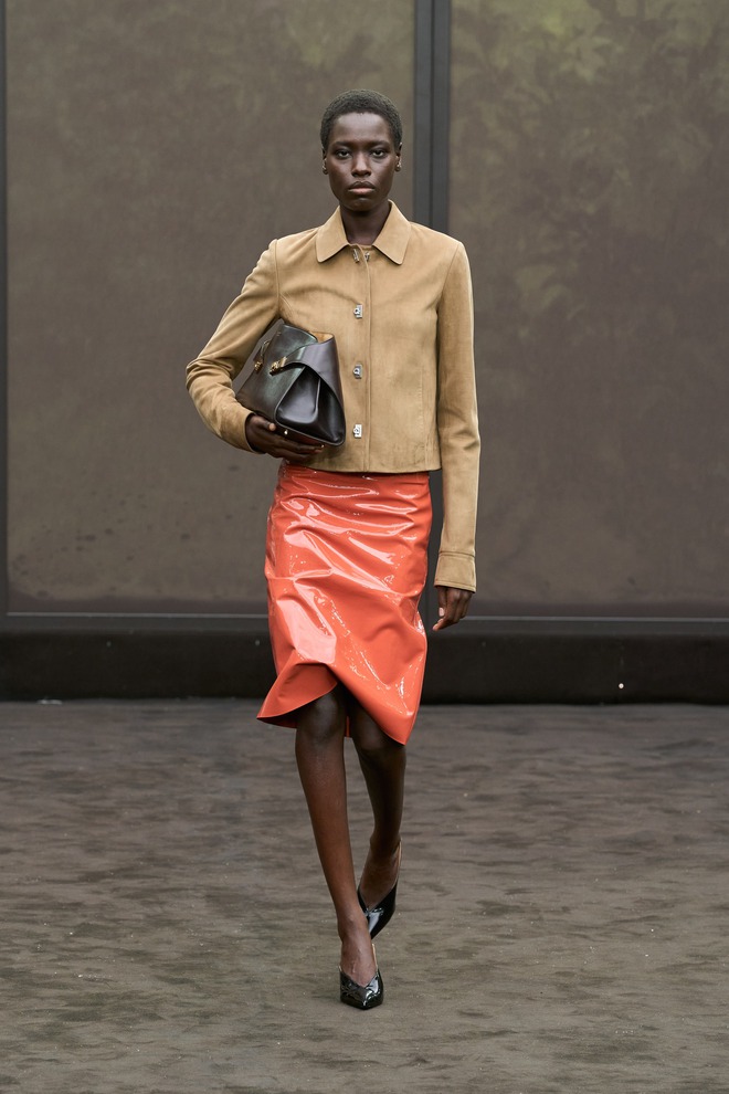 Mẫu váy, áo da đẹp cho các tín đồ thu đông 2025- Ảnh 9.