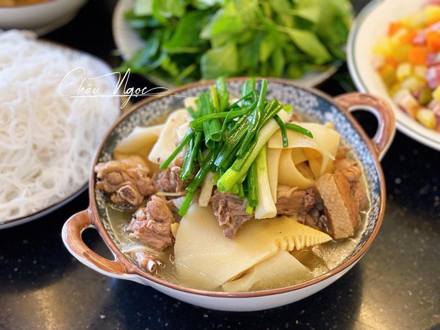 Món vịt nấu măng ngày mưa có nước dùng béo ngậy, thơm ngon. Thịt vịt săn, mềm ngon, đậm đà. Vịt nấu măng rất ngon khi thưởng thức kèm với bún sợi, ít rau gia vị như rau ngổ, rau húng, diếp cá…