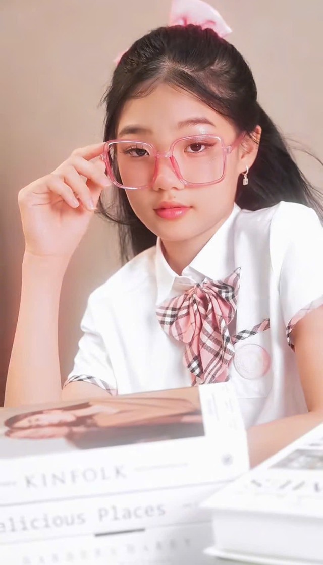 Phong cách thời trang ấn tượng của diễn viên nhí 'Đồi hành xác' - Ảnh 6.