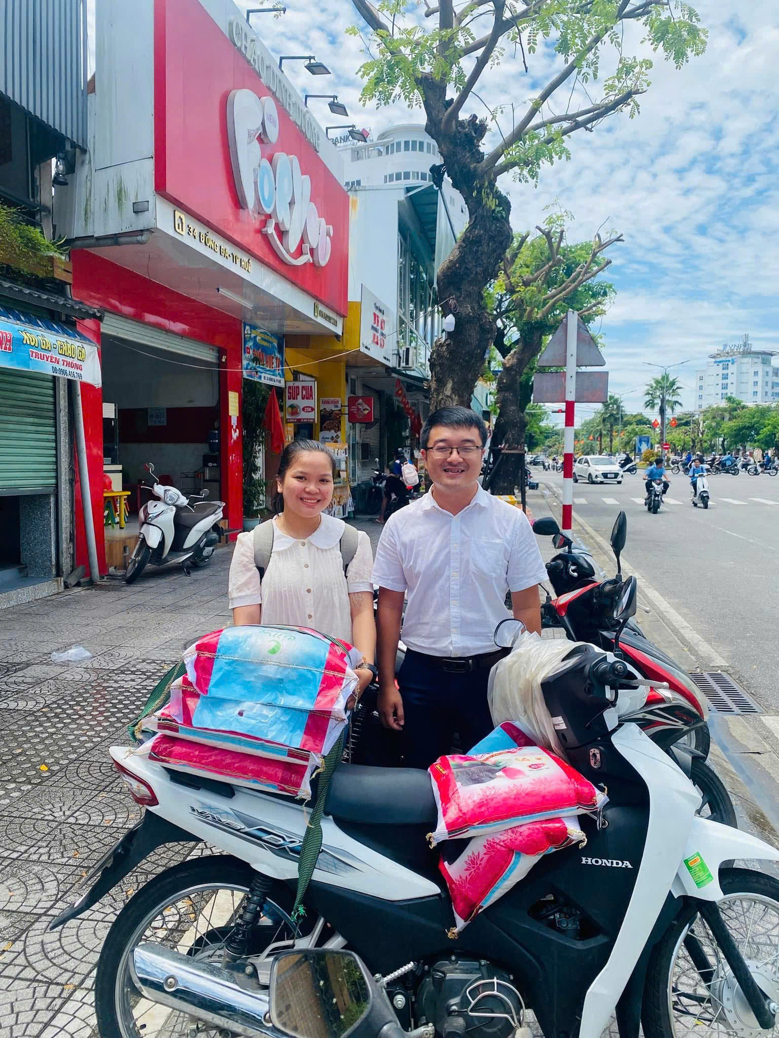 'Cô gái 4 lần đeo tang' làm tình nguyện viên tại lễ trao học bổng Tiếp sức đến trường  - Ảnh 2.