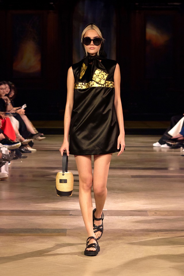 Thương hiệu Việt gây choáng sàn diễn London với kỹ thuật mạ vàng trang phục - Ảnh 7.