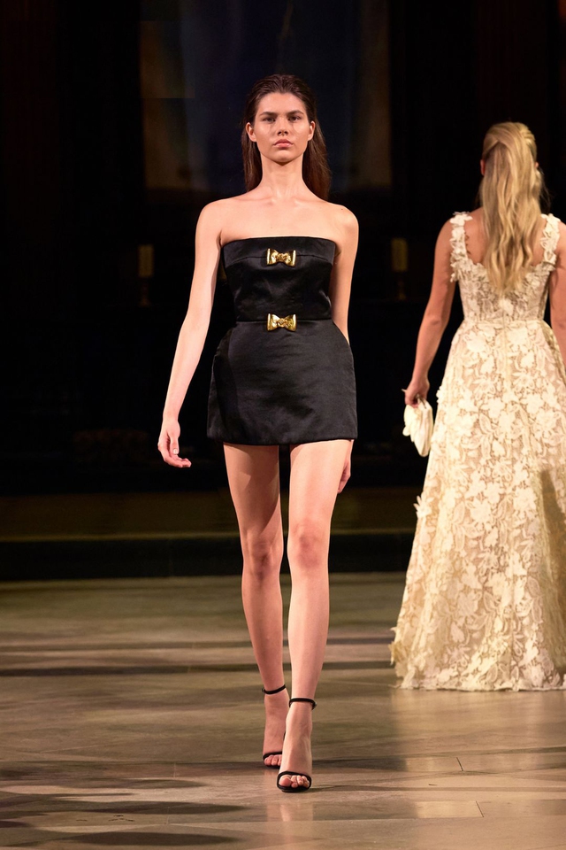 Thương hiệu Việt gây choáng sàn diễn London với kỹ thuật mạ vàng trang phục - Ảnh 13.