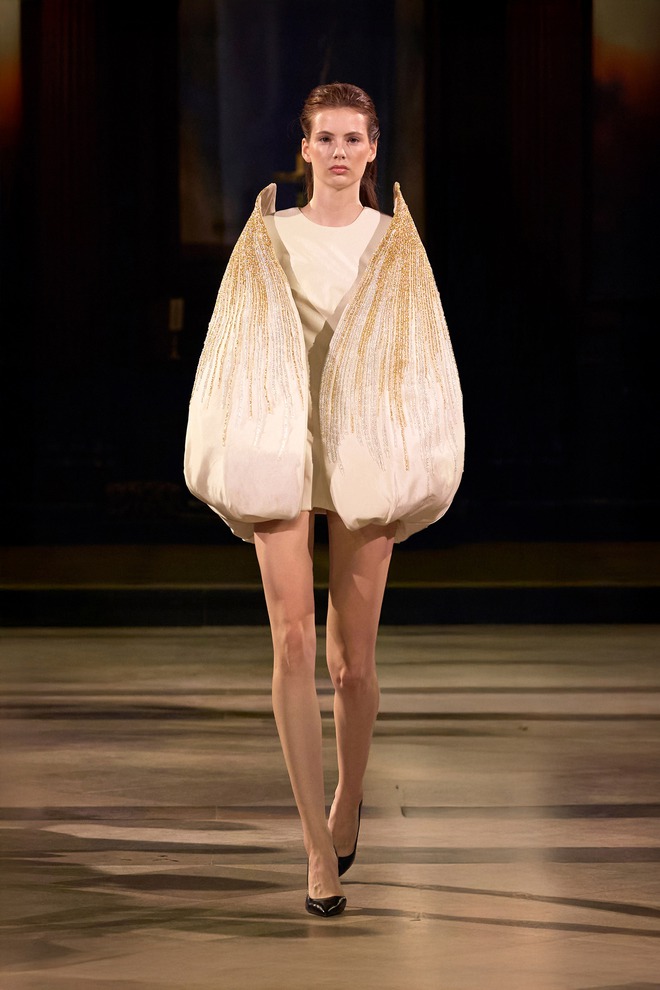 Thương hiệu Việt gây choáng sàn diễn London với kỹ thuật mạ vàng trang phục - Ảnh 14.