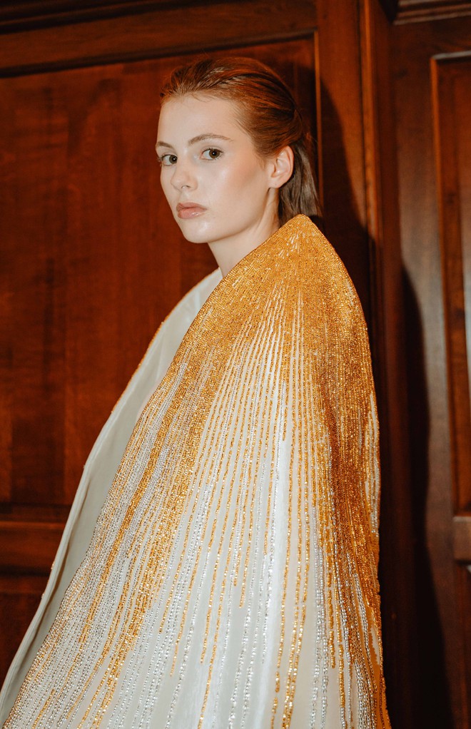 Thương hiệu Việt gây choáng sàn diễn London với kỹ thuật mạ vàng trang phục - Ảnh 15.