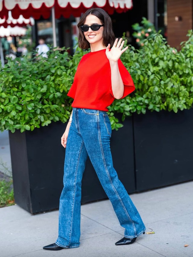 Mặc quần jeans nữ tính hơn khi mang những kiểu giày này - Ảnh 8.