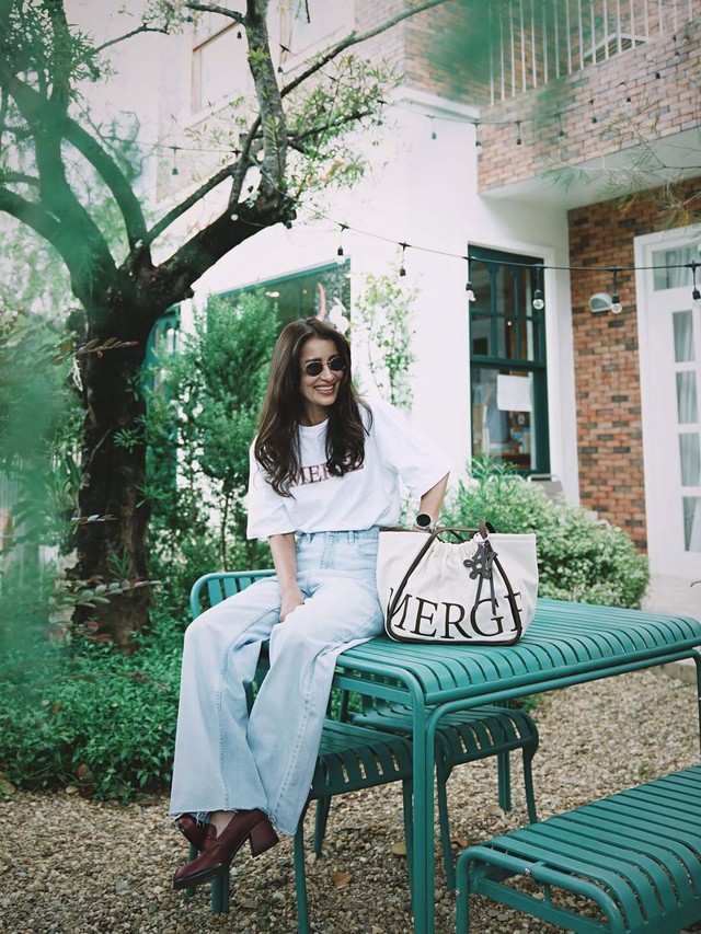 Mặc quần jeans nữ tính hơn khi mang những kiểu giày này - Ảnh 7.