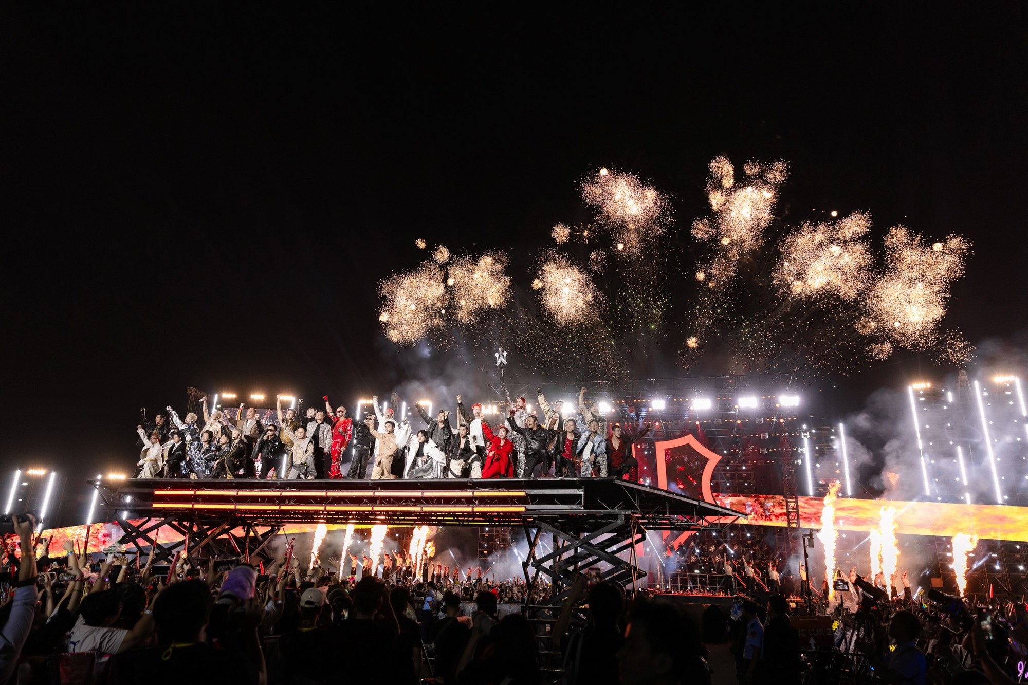 Em Xinh Say Hi mang concert ra Mỹ Đình, NSX Chị Đẹp liền có động thái “hơn thua”?- Ảnh 4.