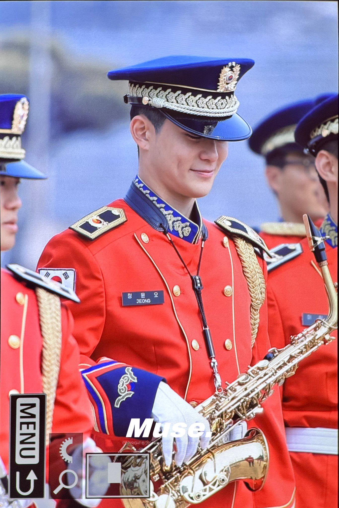 Anh quân nhân đẹp trai hát hay: Visual như hoàng tử xé truyện bước ra, ngân nga một câu mà cõi mạng bùng nổ- Ảnh 4.