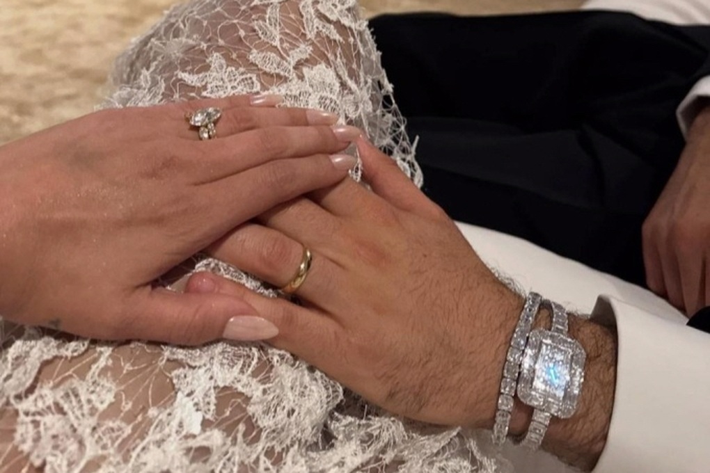 Loạt váy cưới và trang sức triệu USD của ca sĩ tỷ phú Selena Gomez - 5