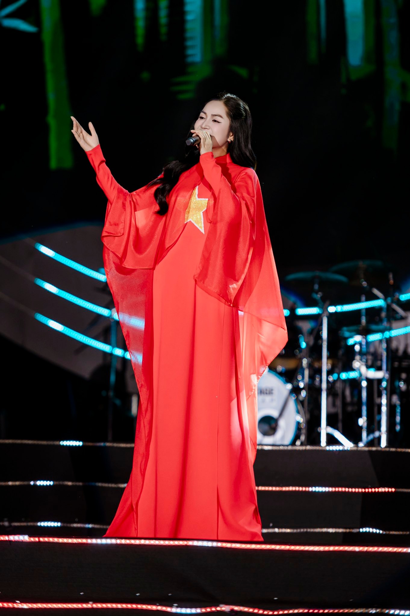 Giọng ca Nhạc viện cực đắt show hiện tại: Từ 0 cát-xê đến “đổi đời” nhờ hit quốc dân 6.5 tỷ view, cứ hát nhạc cách mạng là hot- Ảnh 4.