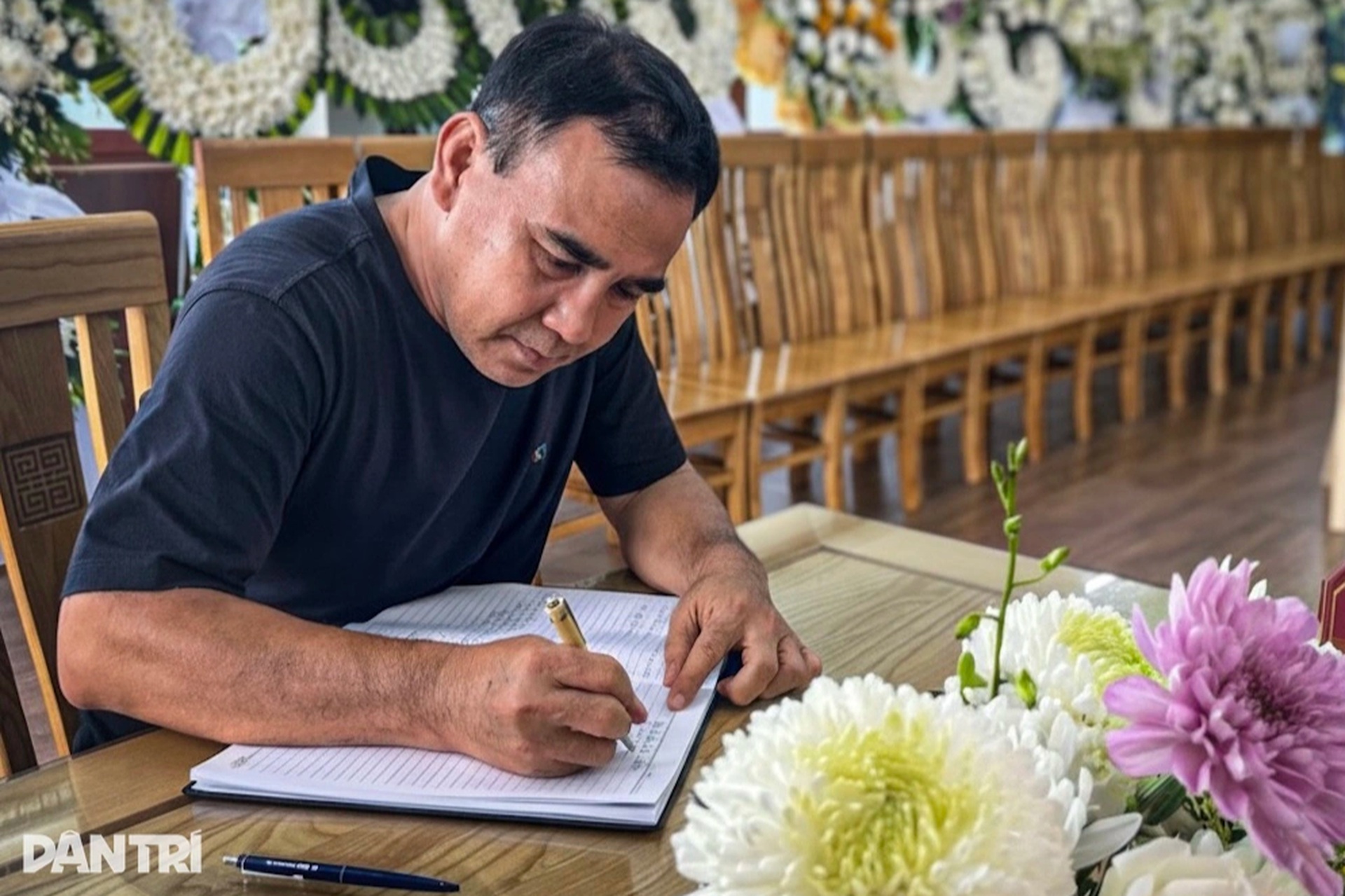 Bạn bè, đồng nghiệp xúc động trước linh cữu nhạc sĩ Thế Hiển - 3