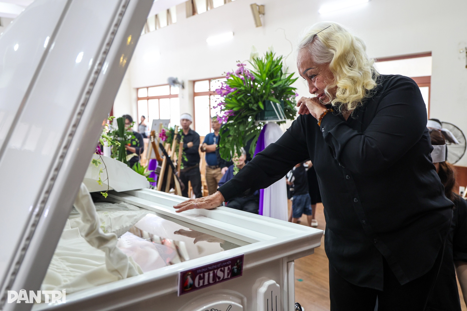 Bạn bè, đồng nghiệp xúc động trước linh cữu nhạc sĩ Thế Hiển - 8