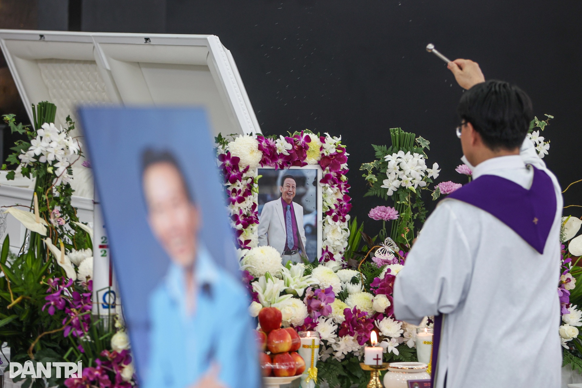 Bạn bè, đồng nghiệp xúc động trước linh cữu nhạc sĩ Thế Hiển - 11