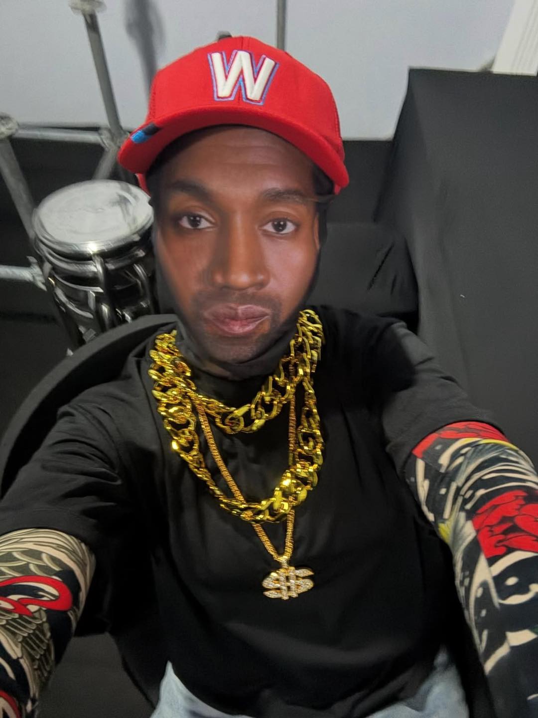 Nữ ca sĩ Việt “lên bờ xuống ruộng” vì em út BTS, có hành động bị lên án quấy rối idol toàn cầu- Ảnh 4. Nữ ca sĩ Việt “lên bờ xuống ruộng” vì em út BTS, có hành động bị lên án quấy rối idol toàn cầu- Ảnh 4.