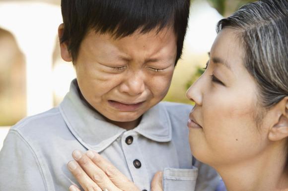 con nhút nhát, làm sao khi con nhút nhát, chăm con