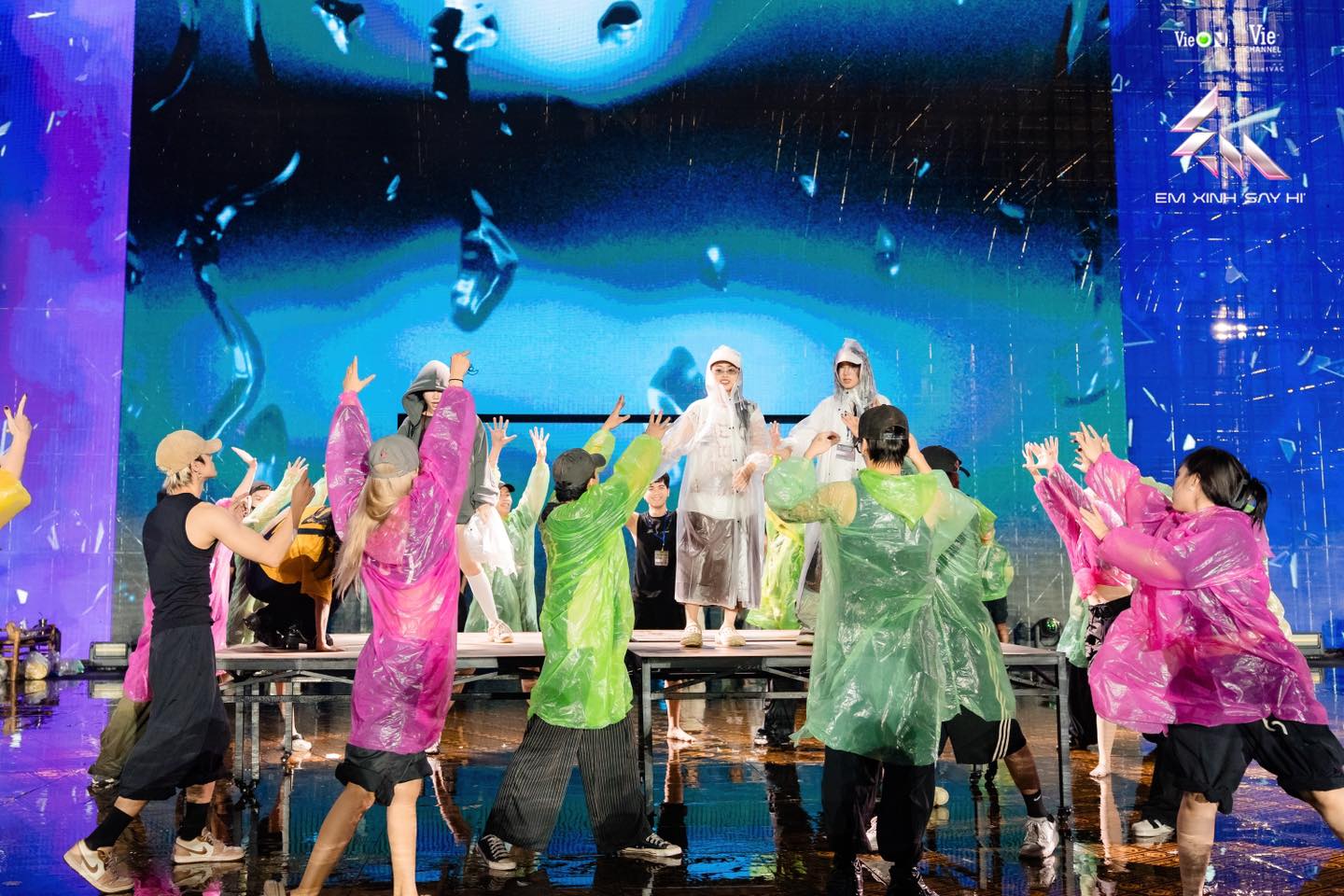 D-1 đến concert Em Xinh: Cả dàn nghệ sĩ đội mưa luyện tập, gì cũng dám làm dự đoán 1 đêm “ê hề content”- Ảnh 2.