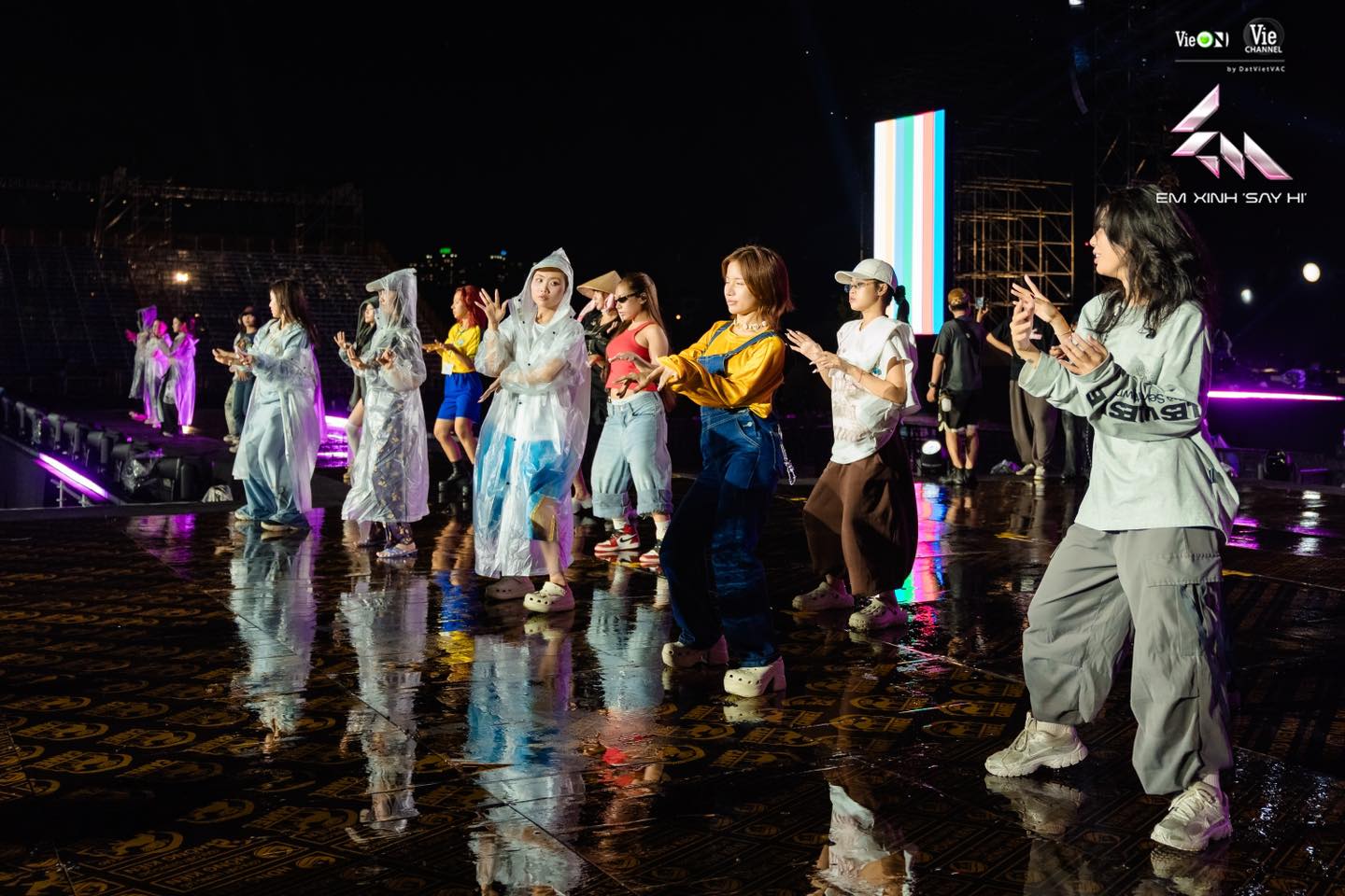 D-1 đến concert Em Xinh: Cả dàn nghệ sĩ đội mưa luyện tập, gì cũng dám làm dự đoán 1 đêm “ê hề content”- Ảnh 3.