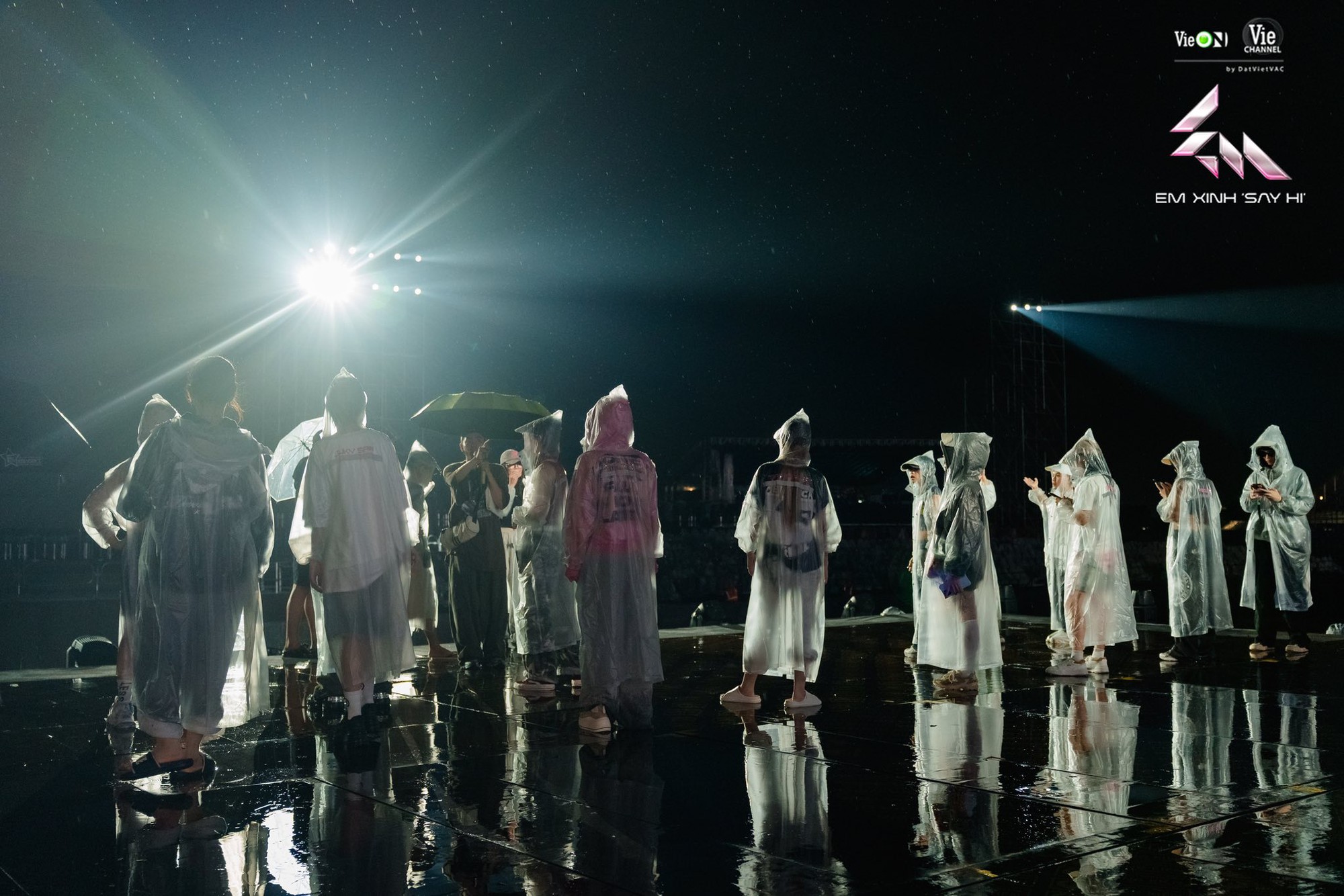 D-1 đến concert Em Xinh: Cả dàn nghệ sĩ đội mưa luyện tập, gì cũng dám làm dự đoán 1 đêm “ê hề content”- Ảnh 4.