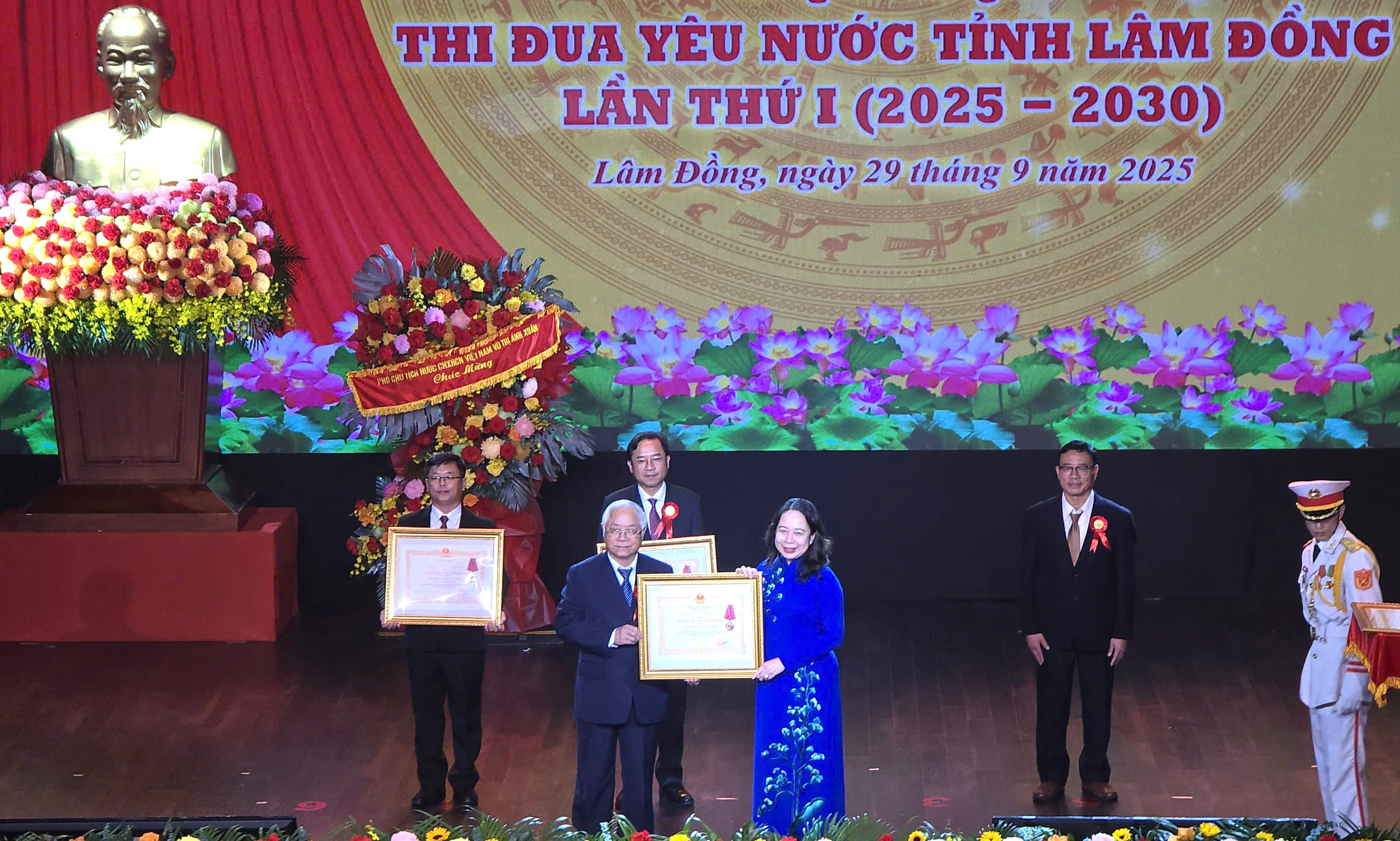 Phó chủ tịch nước Võ Thị Ánh Xuân phát động thi đua yêu nước tại Lâm Đồng - Ảnh 2. Phó chủ tịch nước Võ Thị Ánh Xuân phát động thi đua yêu nước tại Lâm Đồng - Ảnh 2.