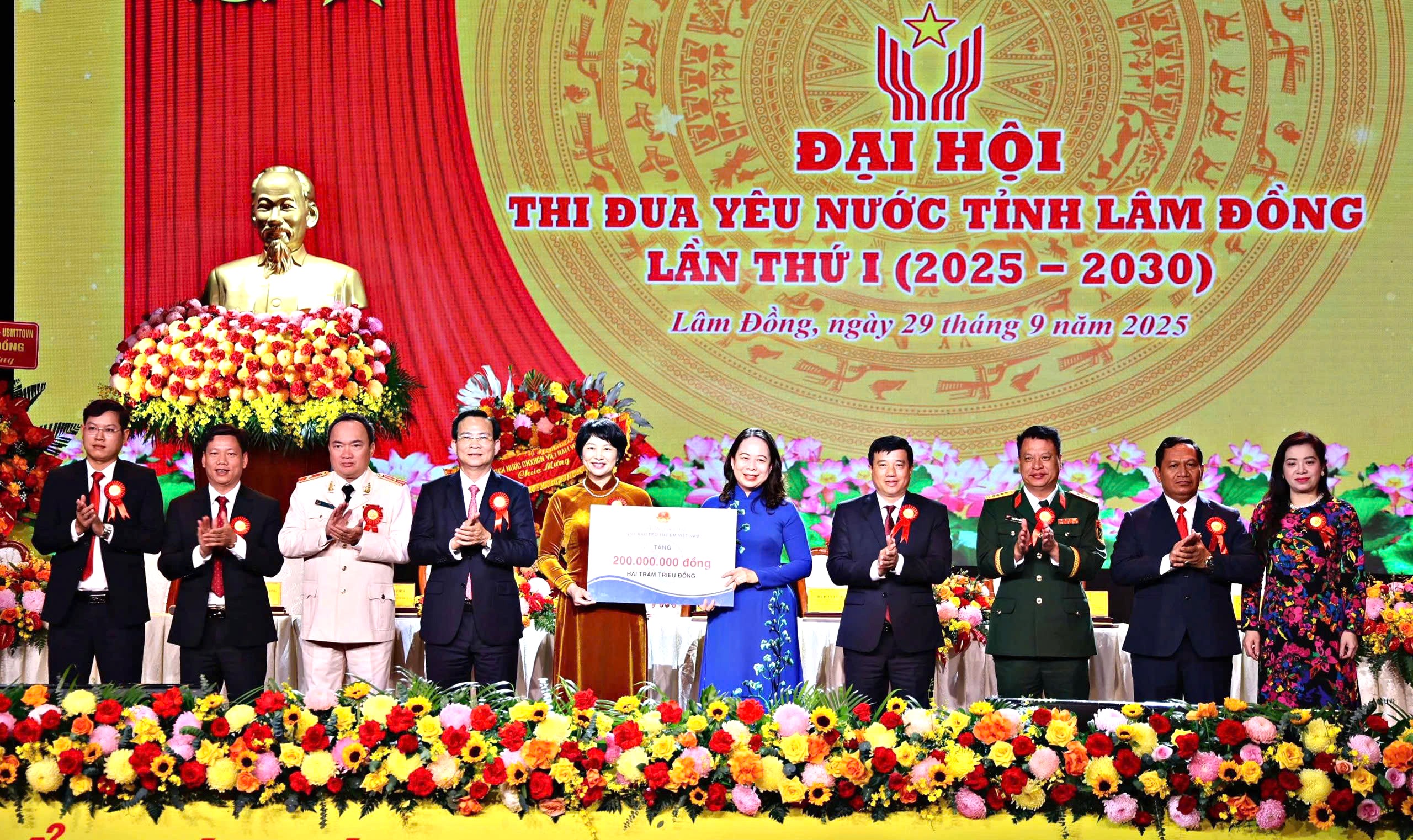 Kịp thời tôn vinh gương người tốt, việc tốt 1 Phó chủ tịch nước Võ Thị Ánh Xuân: Kịp thời tôn vinh gương người tốt, việc tốt - Ảnh 1.