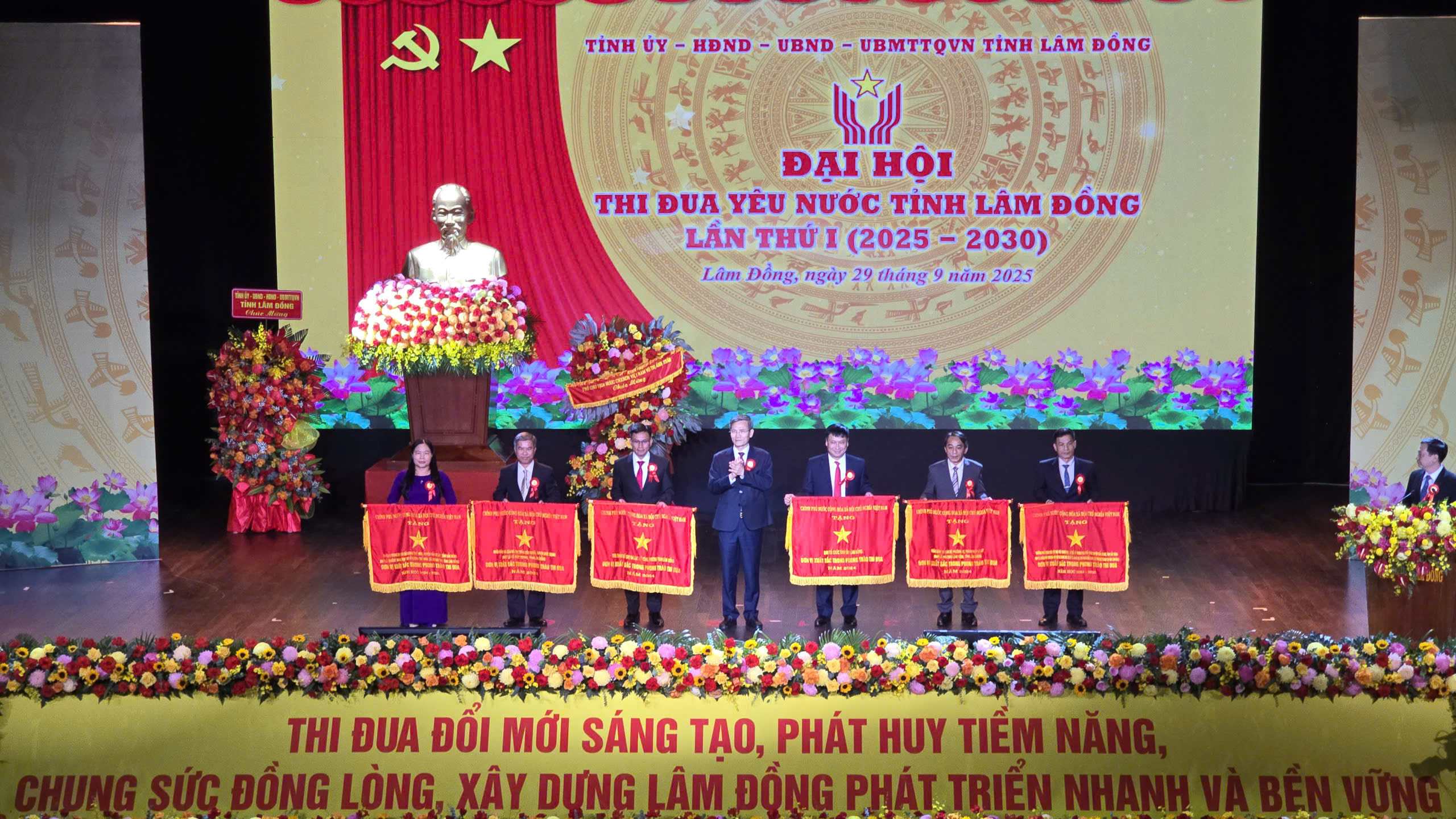 Phó chủ tịch nước Võ Thị Ánh Xuân phát động thi đua yêu nước tại Lâm Đồng - Ảnh 5. Phó chủ tịch nước Võ Thị Ánh Xuân phát động thi đua yêu nước tại Lâm Đồng - Ảnh 5.