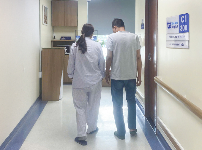 Chị Thanh và chồng đi lại ở hành lang bệnh viện sau phẫu thuật Ảnh: Bệnh viện cung cấp