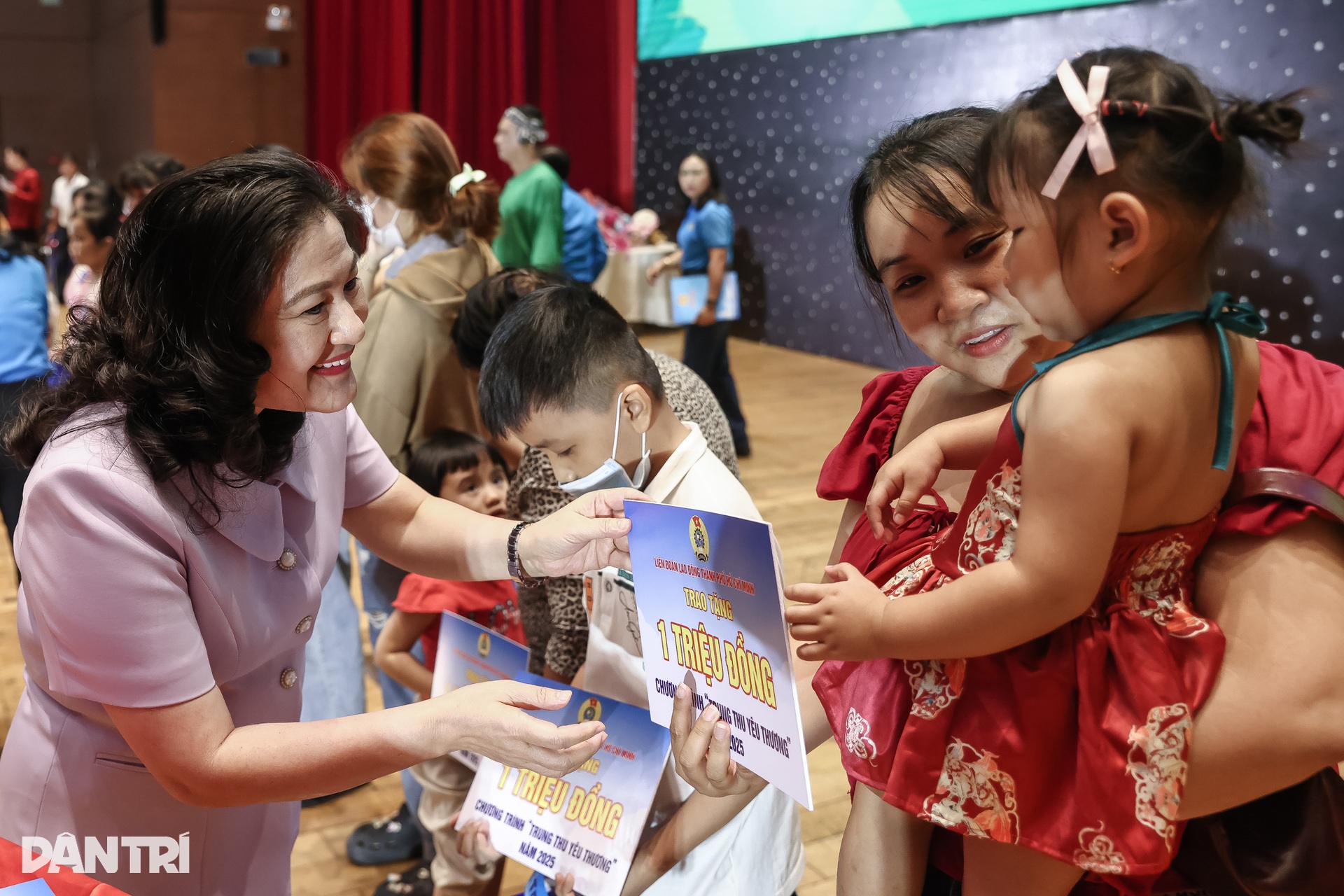 Dàn hoa hậu, á hậu và nghệ sĩ rộn ràng phá cỗ cùng 1.000 trẻ em ở TPHCM - 2