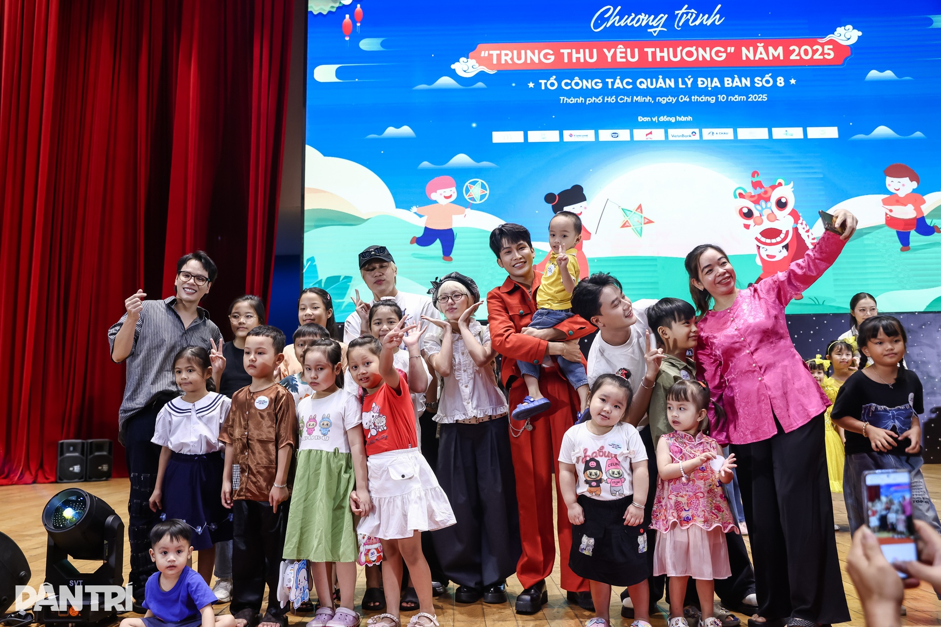 Dàn hoa hậu, á hậu và nghệ sĩ rộn ràng phá cỗ cùng 1.000 trẻ em ở TPHCM - 3