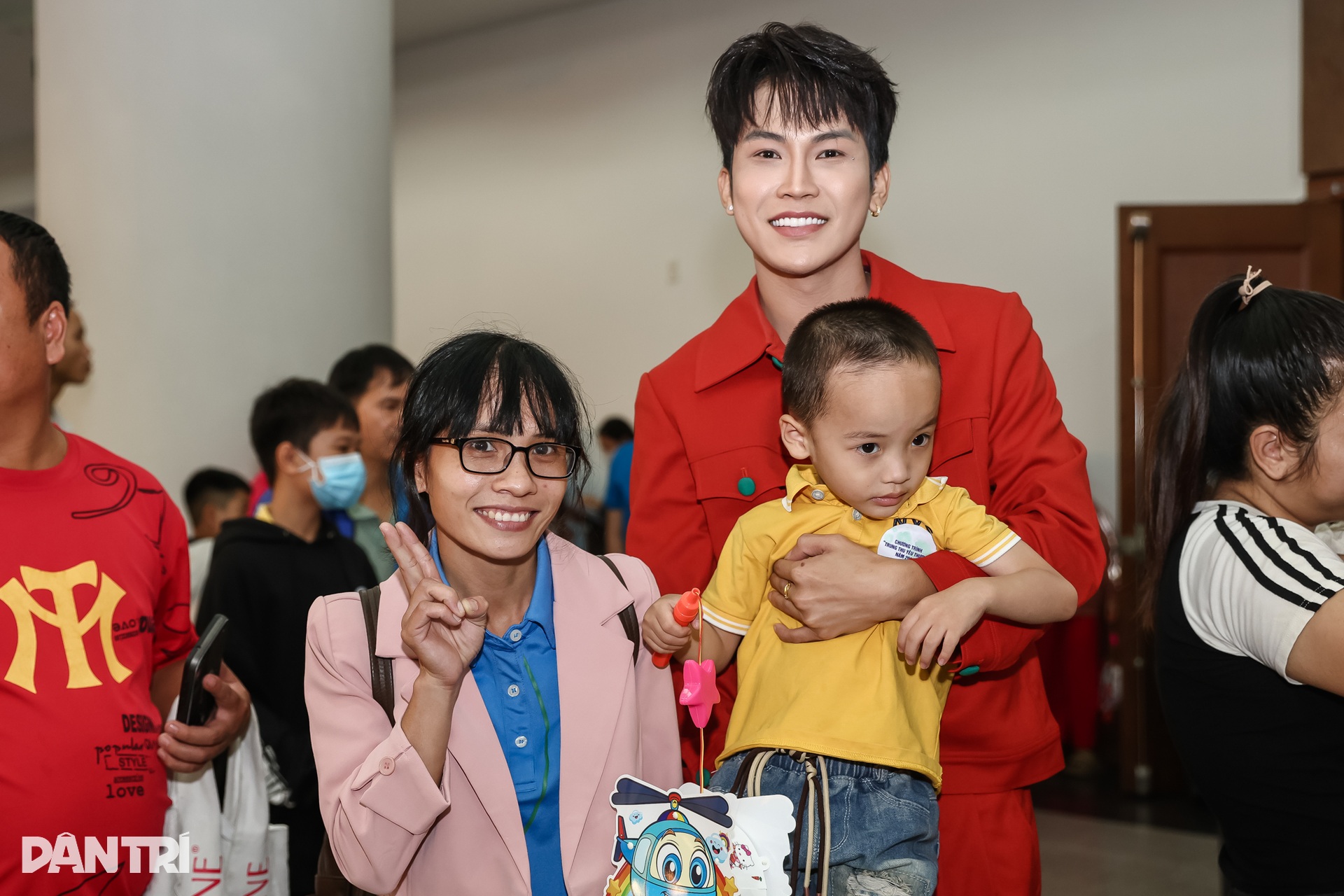 Dàn hoa hậu, á hậu và nghệ sĩ rộn ràng phá cỗ cùng 1.000 trẻ em ở TPHCM - 4