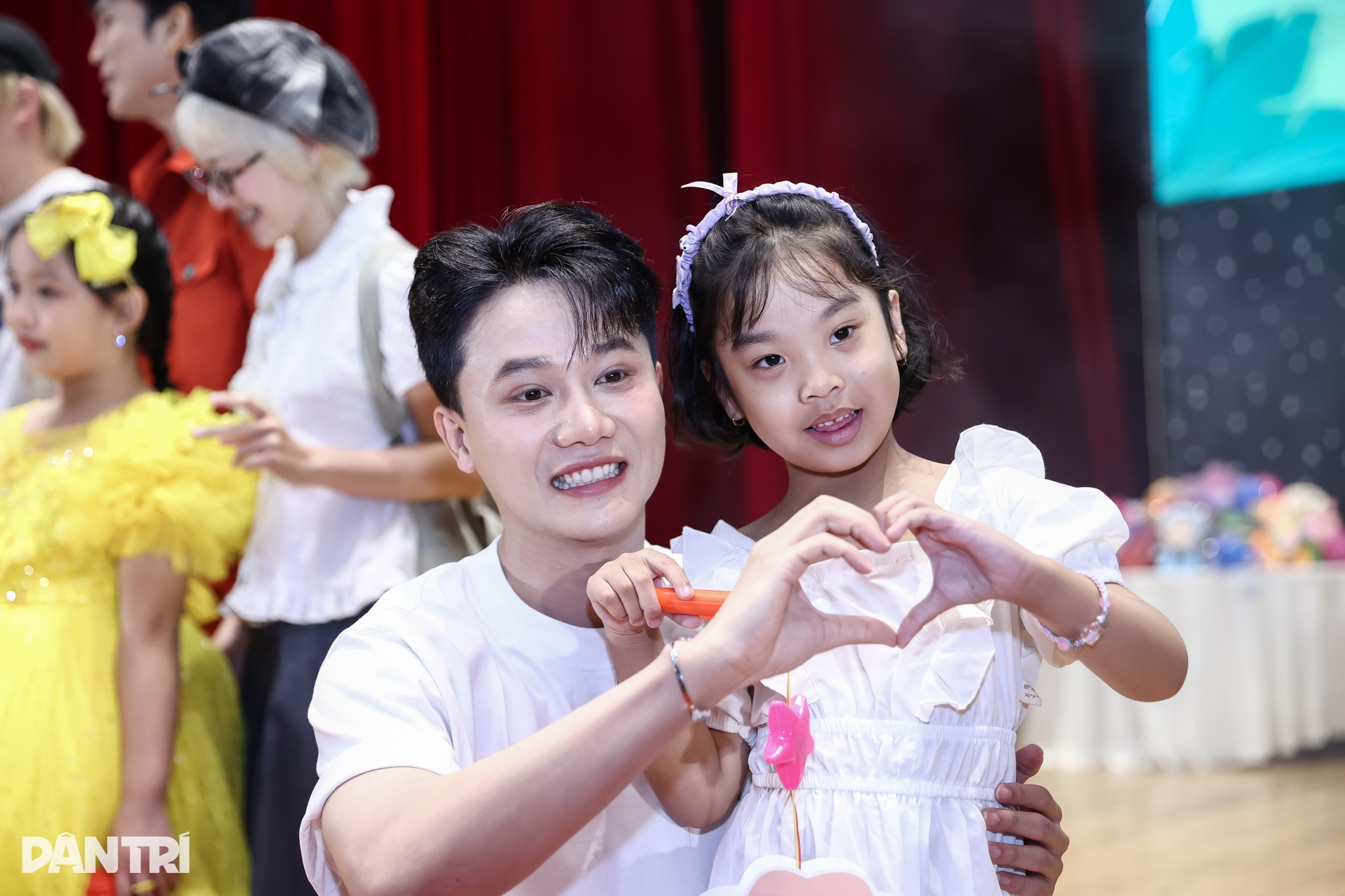 Dàn hoa hậu, á hậu và nghệ sĩ rộn ràng phá cỗ cùng 1.000 trẻ em ở TPHCM - 7