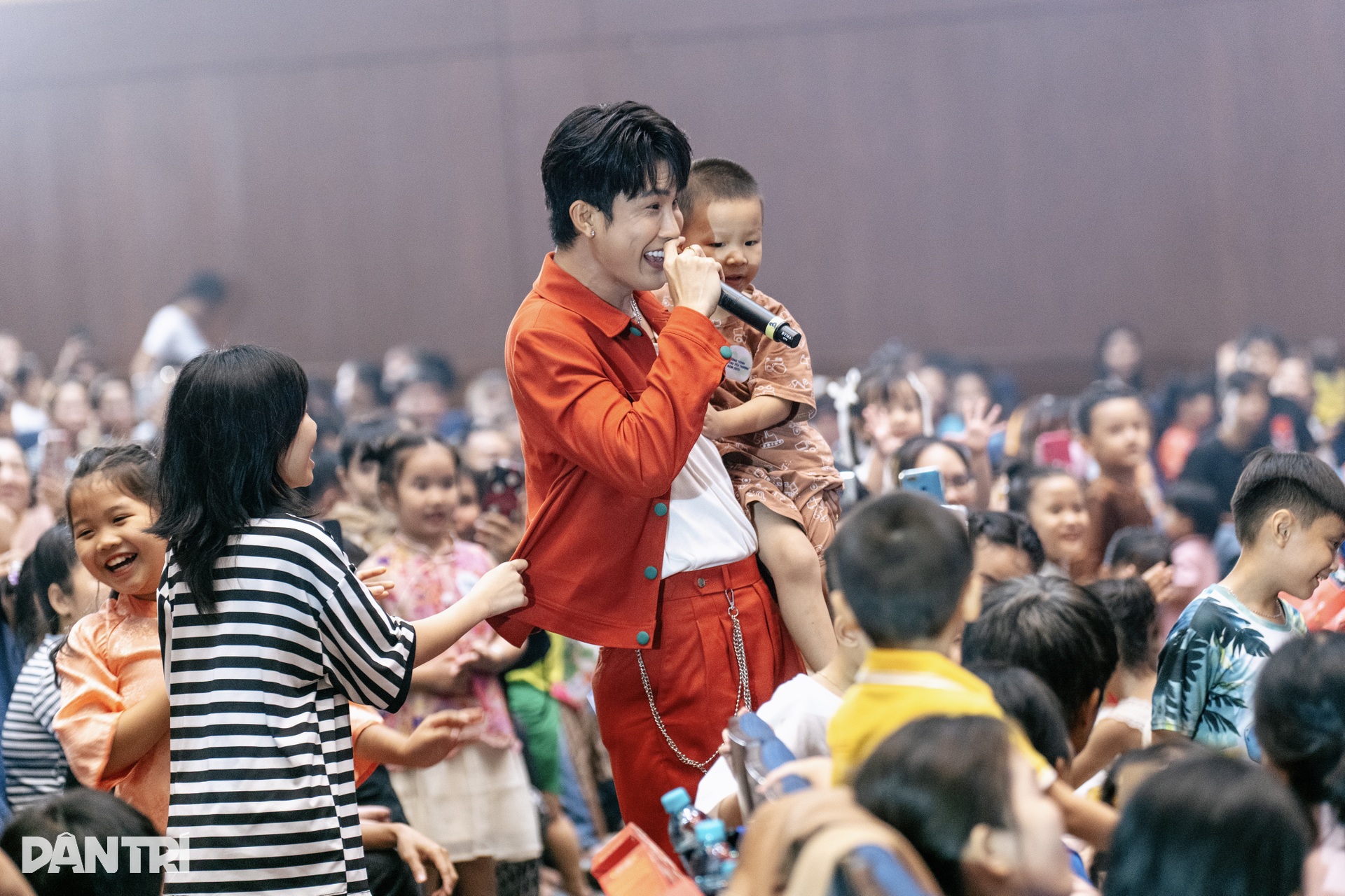 Dàn hoa hậu, á hậu và nghệ sĩ rộn ràng phá cỗ cùng 1.000 trẻ em ở TPHCM - 8