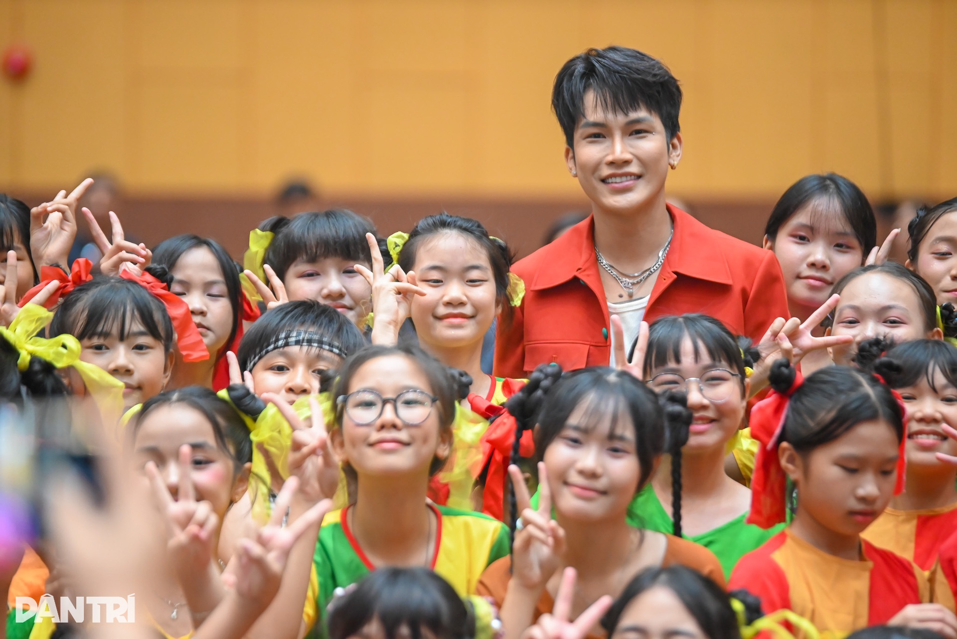 Dàn hoa hậu, á hậu và nghệ sĩ rộn ràng phá cỗ cùng 1.000 trẻ em ở TPHCM - 9