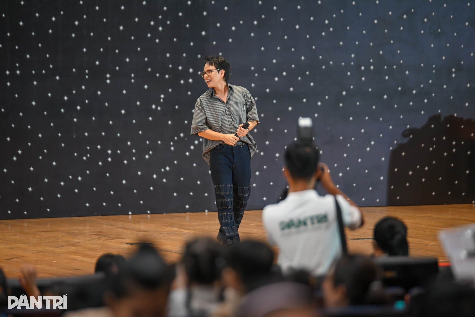 Dàn hoa hậu, á hậu và nghệ sĩ rộn ràng phá cỗ cùng 1.000 trẻ em ở TPHCM - 11