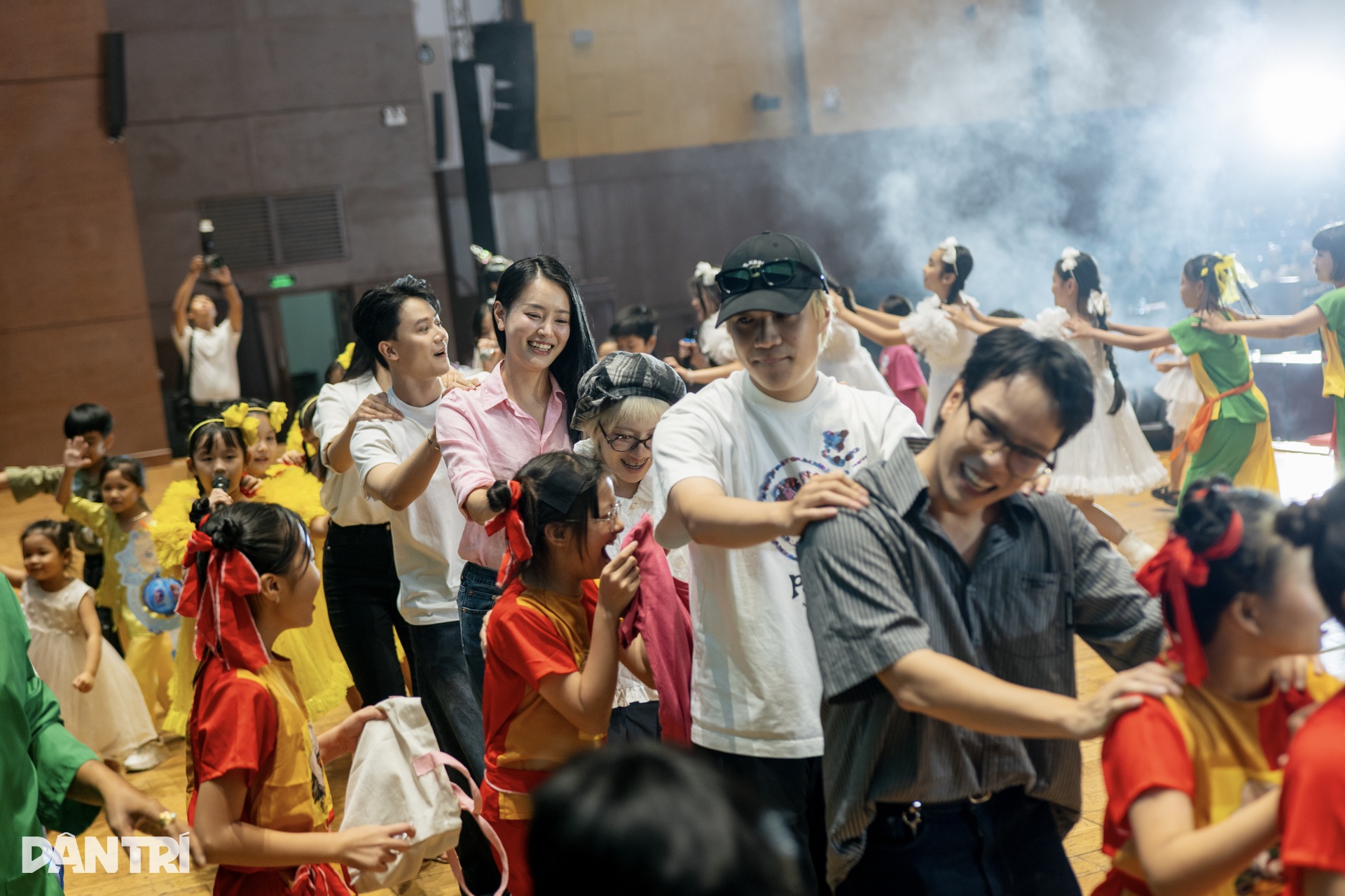 Dàn hoa hậu, á hậu và nghệ sĩ rộn ràng phá cỗ cùng 1.000 trẻ em ở TPHCM - 12