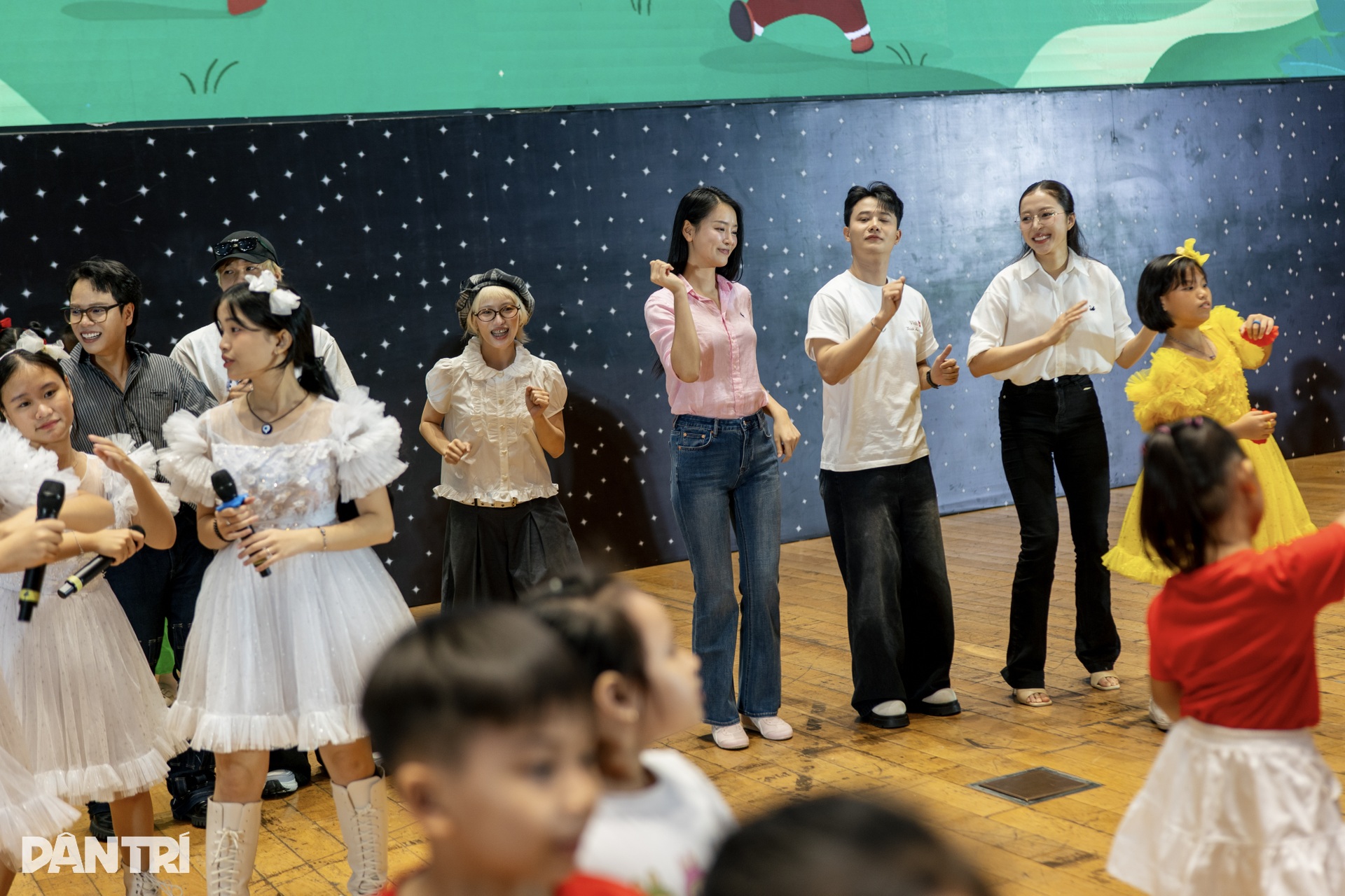 Dàn hoa hậu, á hậu và nghệ sĩ rộn ràng phá cỗ cùng 1.000 trẻ em ở TPHCM - 13